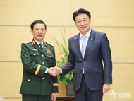 General Phan Van Giang meets with Japan’s Chief Cabinet Secretary